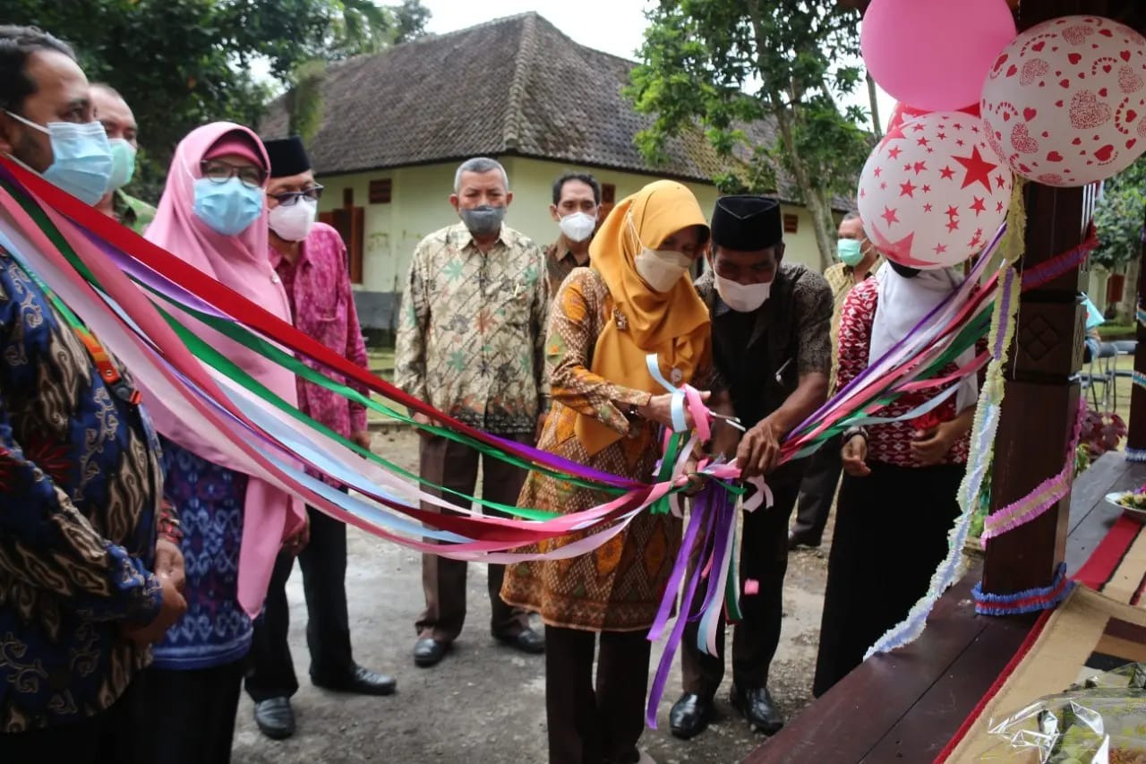 RANGKAIAN HUT KE-32 RSJMS : PENYERAHAN BANTUAN BERUGAK UNTUK KLIEN DI PSBL MUTMAINNAH SELEBUNG
